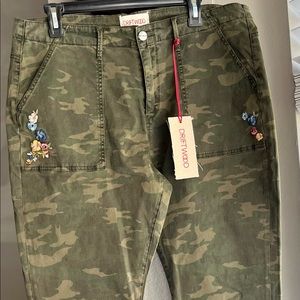 NWT Driftwood Women’s Tabitha Camo Embroidered Crop Pants